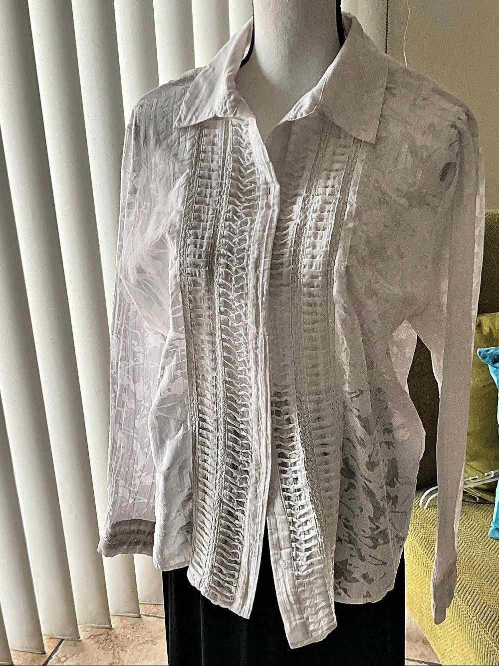 Floral Textured Button Down Shirt in White Like New CHICOS